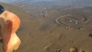 Emma Lovett feet photo thumbnail