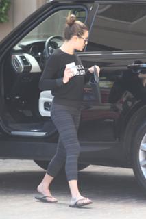 Lea Michele feet photo thumbnail
