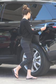 Lea Michele feet photo thumbnail