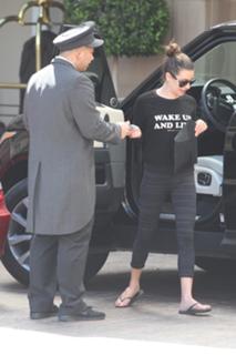 Lea Michele feet photo thumbnail