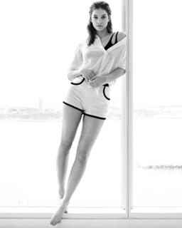 Barbara Palvin feet photo thumbnail