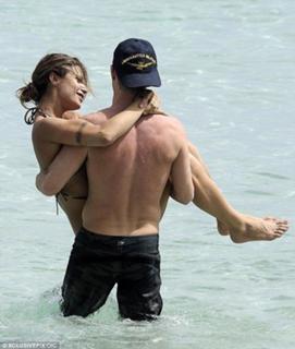 Elisabetta Canalis feet photo thumbnail