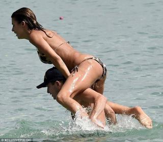 Elisabetta Canalis feet photo thumbnail