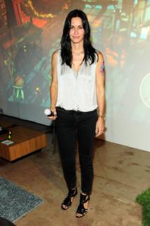 Courteney Cox feet photo thumbnail