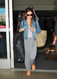 Rachel Bilson feet photo thumbnail