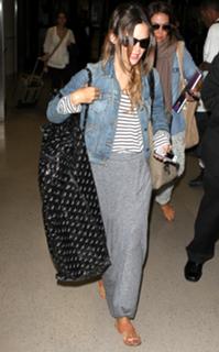 Rachel Bilson feet photo thumbnail