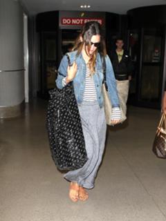 Rachel Bilson feet photo thumbnail