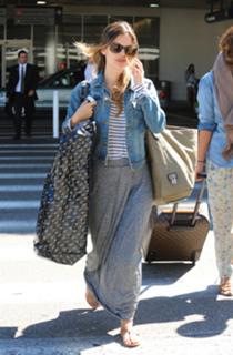 Rachel Bilson feet photo thumbnail