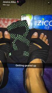 Jessica Alba feet photo thumbnail