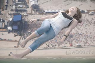 Miley Cyrus feet photo thumbnail