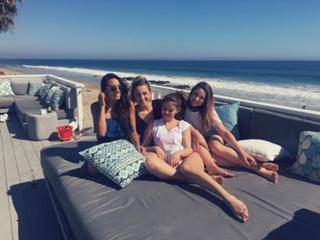 Selena Gomez feet photo thumbnail