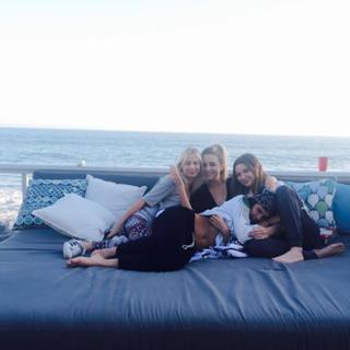 Selena Gomez feet photo thumbnail