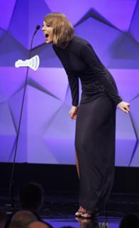 Taylor Swift feet photo thumbnail