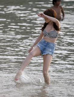 Anna Kendrick feet photo thumbnail