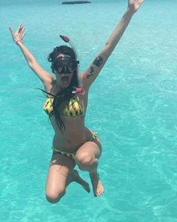 Valentina Vignali feet photo thumbnail