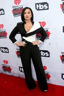 Demi Lovato feet photo thumbnail