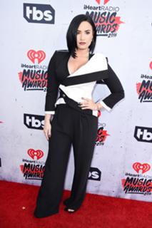 Demi Lovato feet photo thumbnail