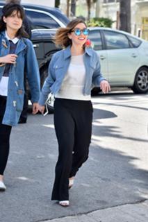 Emilia Clarke feet photo thumbnail