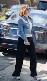 Emilia Clarke feet photo thumbnail