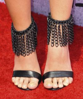 Laura Marano feet photo thumbnail