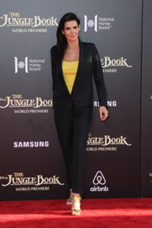 Angie Harmon feet photo thumbnail