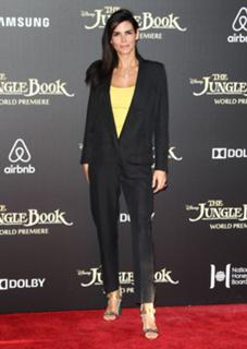 Angie Harmon feet photo thumbnail