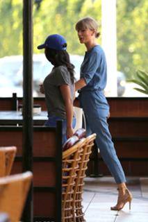 Taylor Swift feet photo thumbnail