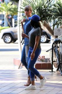Taylor Swift feet photo thumbnail