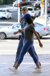 Taylor Swift feet photo thumbnail