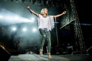 Carrie Underwood feet photo thumbnail