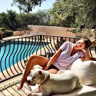 Daisy Fuentes feet photo thumbnail