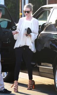 Rosie Huntington-Whiteley feet photo thumbnail