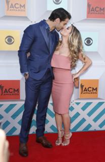 Jessie James Decker feet photo thumbnail