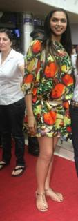 Deepika Padukone feet photo thumbnail