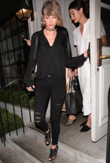 Taylor Swift feet photo thumbnail