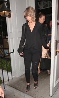 Taylor Swift feet photo thumbnail