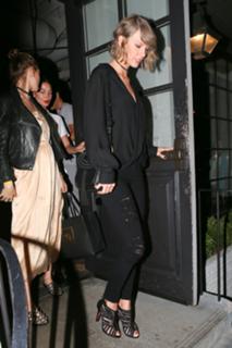 Taylor Swift feet photo thumbnail