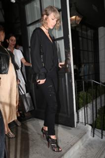 Taylor Swift feet photo thumbnail