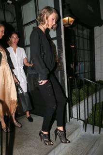 Taylor Swift feet photo thumbnail