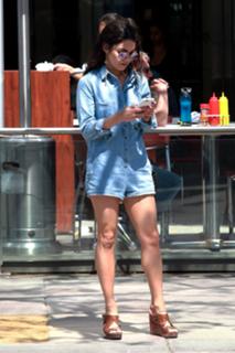 Vanessa Hudgens feet photo thumbnail