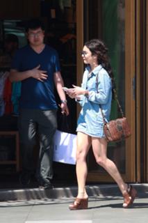 Vanessa Hudgens feet photo thumbnail