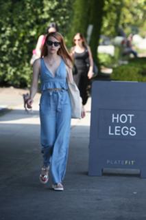 Emma Roberts feet photo thumbnail