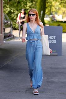 Emma Roberts feet photo thumbnail