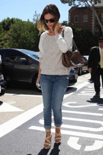 Rachel Bilson feet photo thumbnail