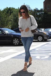 Rachel Bilson feet photo thumbnail