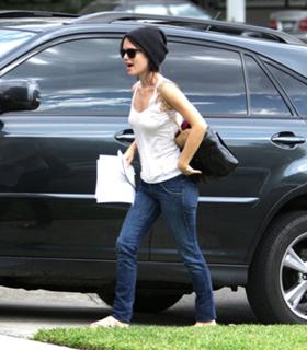 Rachel Bilson feet photo thumbnail