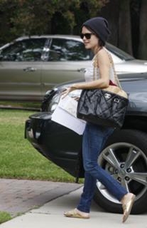 Rachel Bilson feet photo thumbnail