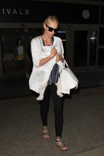 Charlize Theron feet photo thumbnail