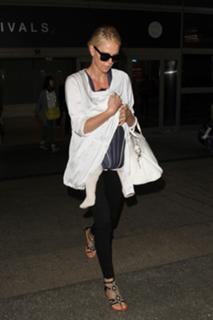 Charlize Theron feet photo thumbnail