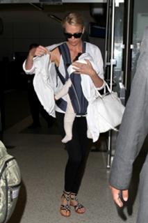 Charlize Theron feet photo thumbnail